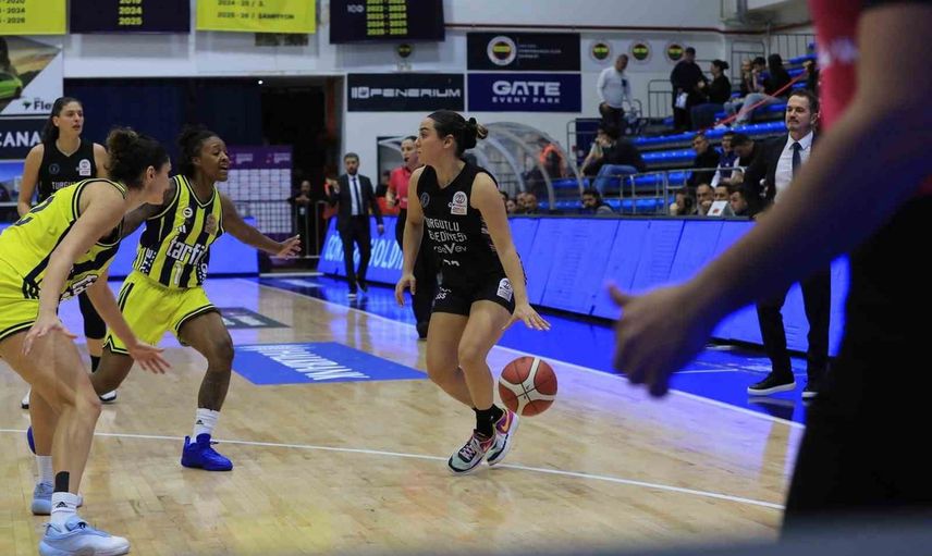 Turgutlu'da farklı sonuçlar: voleybolda galibiyet, basketbolda Fenerbahçe engeli
