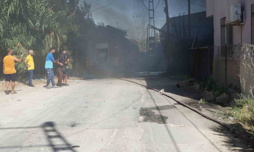 Antalya'da ambalaj deposundaki yangın beş depoyu kül etti, bir eve zarar verdi