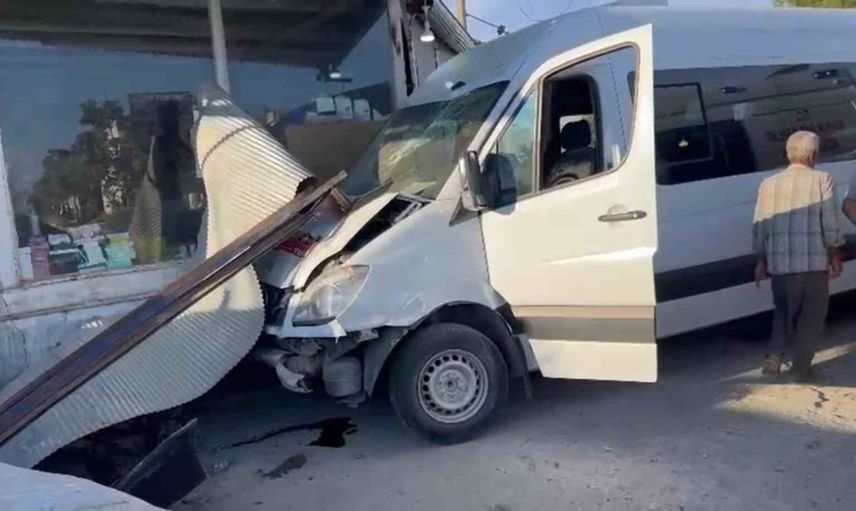 Şanlıurfa kırsalında işçi servisi dükkana girdi: 10 yaralı