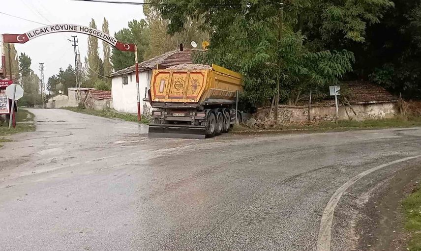 Yağışta kayganlaşan yol tırı bahçeye sürükledi, olası facia son anda önlendi