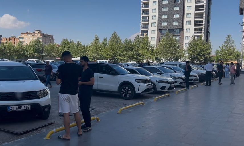 Karaköprü'de 5.4 büyüklüğünde deprem: Diyarbakır'da vatandaşlar tedbir için dışarı çıktı