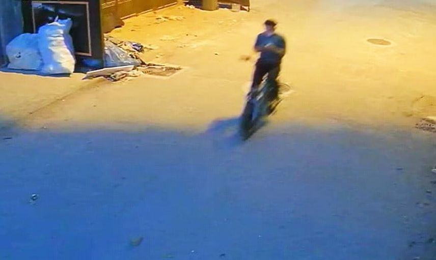 Telefon dikkati dağıttı: elektrikli bisiklet park halindeki motosiklete çarptı, sürücü kaçtı