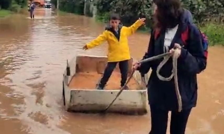 Taşkınla sokaklar göle döndü, mahalle oltayla tepki gösterdi