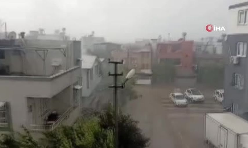 Adana'da aniden bastıran sağanak sokakları ve çatıları savurdu