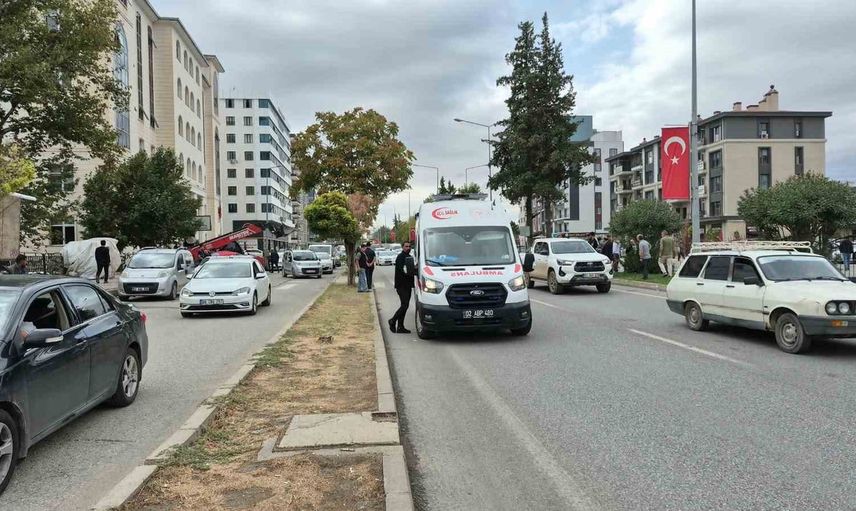 Adıyaman'da Atatürk Bulvarı'nda yayanın önüne çıkan motosiklet kazası: iki kişi yaralandı