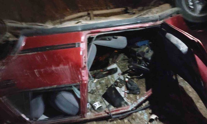 Köprü temeline düşen araçta yaralanan baba ve oğlu hastaneye kaldırıldı