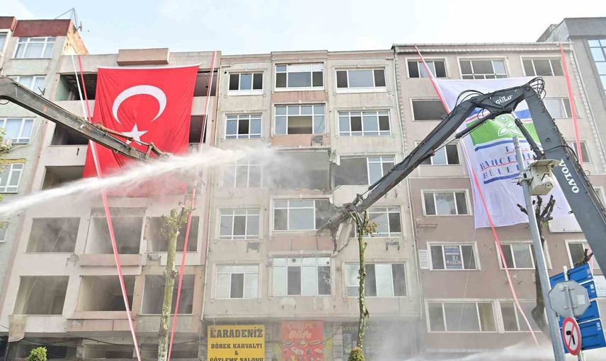 Bahçelievler'de kentsel dönüşümde 6 bininci bina yıkıldı