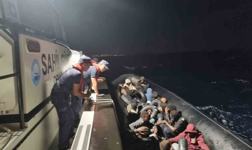 Didim açıklarında Sahil Güvenlik lastik botta 22 düzensiz göçmen yakaladı