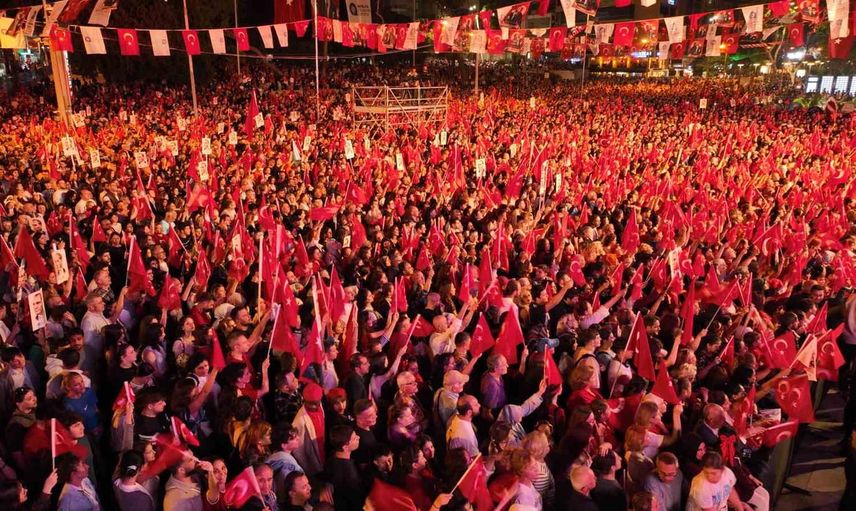 Antalya'da Cumhuriyet Meydanı'nda zafer coşkusu Derya Uluğ'la yükseliyor