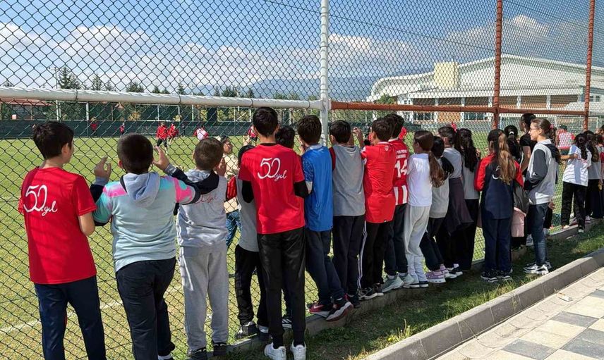 Çocuklar Boluspor'la buluştu: 40 öğrenci imzalı forma aldı