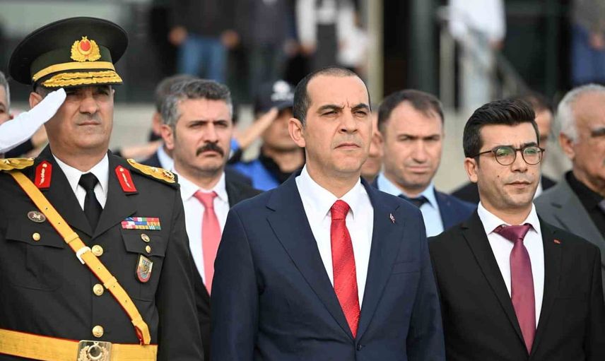 Iğdır’da cumhuriyet coşkusu anıta çelenkle başladı