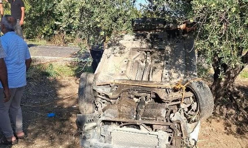 Altınözü'nde kontrolden çıkan otomobil zeytin ağacının üzerinde ters döndü