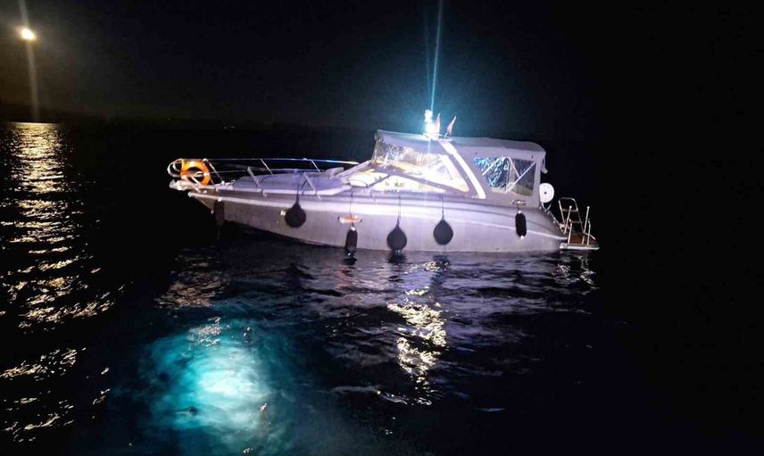 Marmaris'te kayalıklara çarpan teknedeki iki kişi Sahil Güvenlik tarafından kurtarıldı