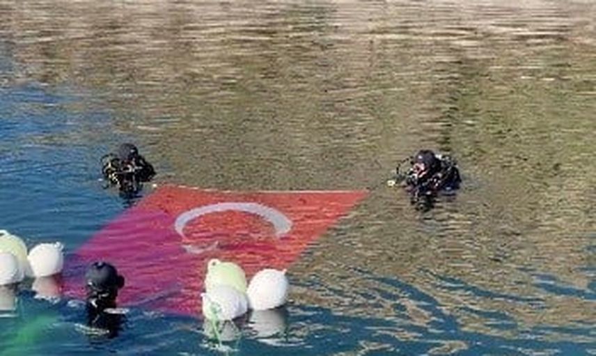 Tunceli'de 29 metrede Türk bayrağıyla cumhuriyete saygı duruşu