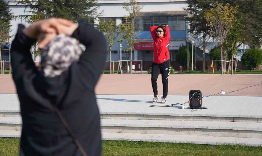 Düzce'de sabah sporu için anneler bir araya geliyor