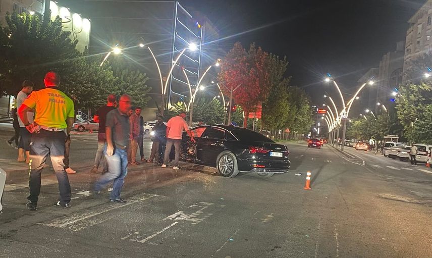 Batman'da Turgut Özal Caddesi'nde iki otomobil çarpıştı: 2 yaralı