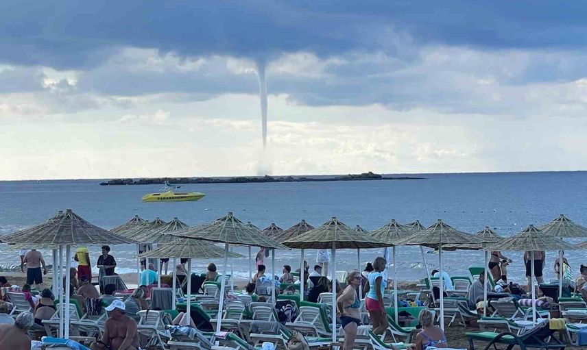 Alanya’da deniz üzerinde dev hortum kıyıda merak uyandırdı