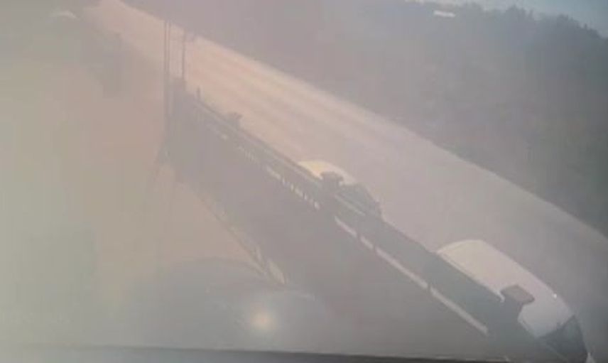 Arnavutköy'de virajı alamayan beton mikseri devrilince dört araç birbirine girdi