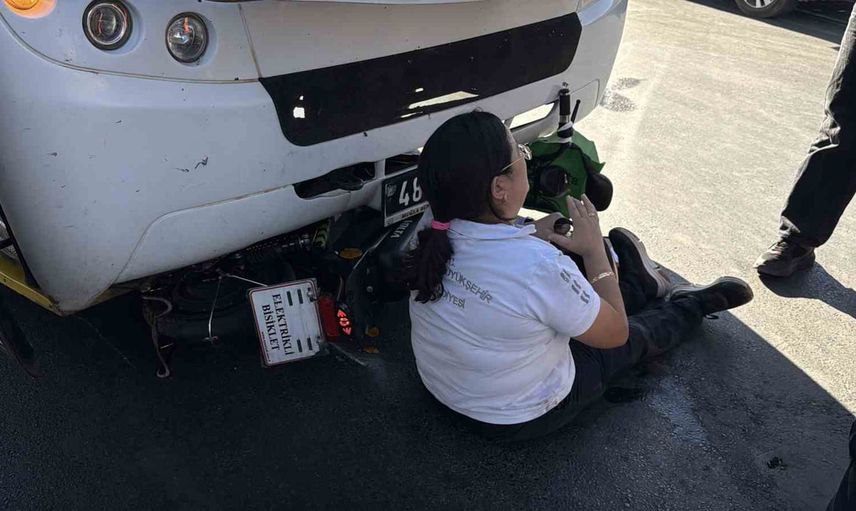 Muğla’da kavşakta çarpışma: elektrikli bisiklet otobüsün altına girdi, sürücü yaralandı