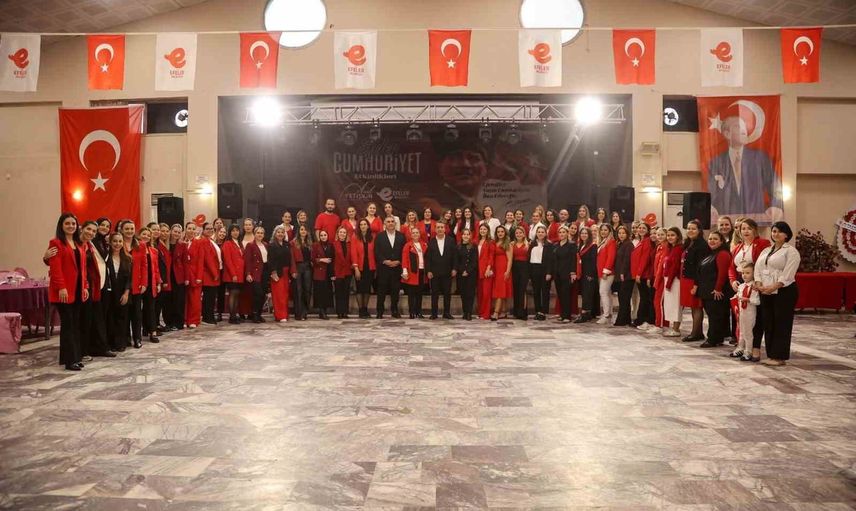 Efeler’de çocuklarla birlikte kutlanan cumhuriyet coşkusu