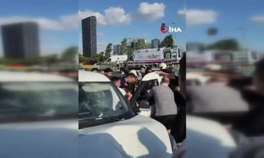 Küçükçekmece Hürriyet Caddesi'nde kaza: hafif ticari araç motosiklete çarptı, üç ağır yaralı