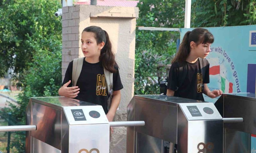 Okula turnikeden giren öğrencinin girişi velilere anında bildiriliyor