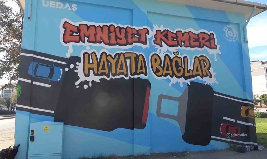 Trafolar sokakta emniyet kemerini hatırlatıyor