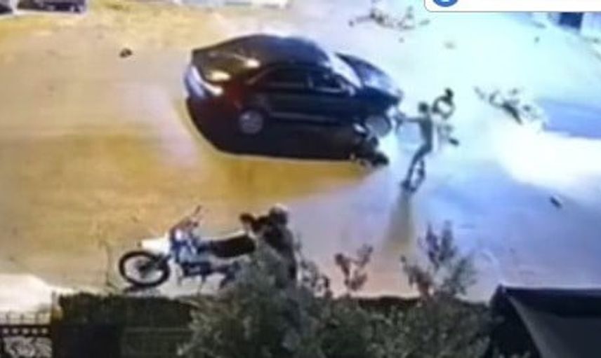 motosiklet kazasında kaputtaki çocuğu indiren sürücü yaralıların üzerinden geçip kaçtı