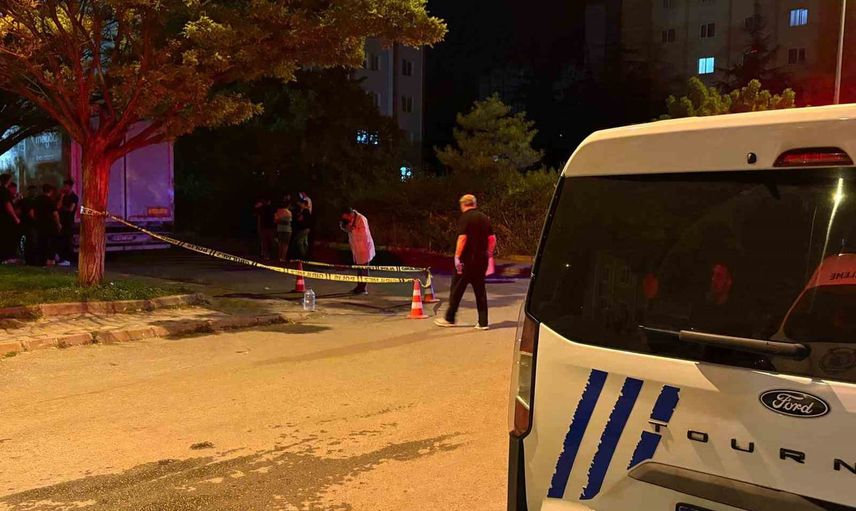 Parkta tartışma bıçaklı kavgaya dönüştü: iki kişi hastaneye kaldırıldı