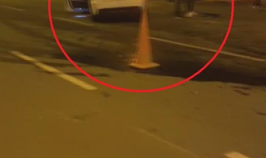 Antakya'da direksiyon hakimiyetini kaybeden otomobil oto galeri önünde park halindeki araca çarptı
