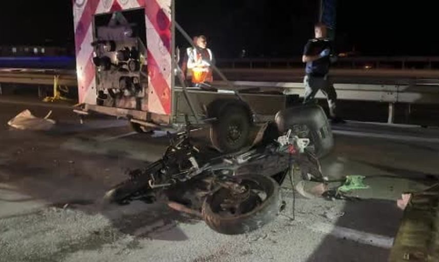 Sakarya'da otoyolda çarpışma: ışıklı ikaz römorkuna çarpan motosikletli yaşamını yitirdi