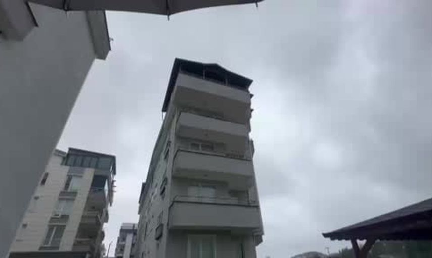 Yalova'da bahçe zemininde 3,5 metrelik çöküntü alarmı: 20 kişi tahliye edildi