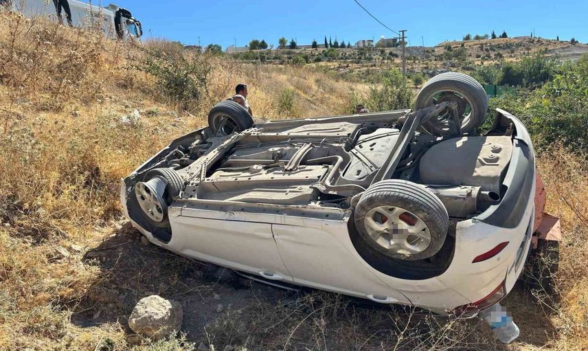 Besni'de direksiyon hakimiyetini kaybeden araç şarampole yuvarlandı, iki kişi yaralandı