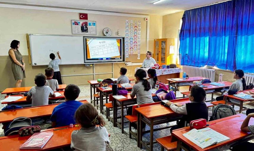 Yazıkent'te eğitime yerinde değerlendirme: Kaymakam Sözen öğrencilerle buluştu