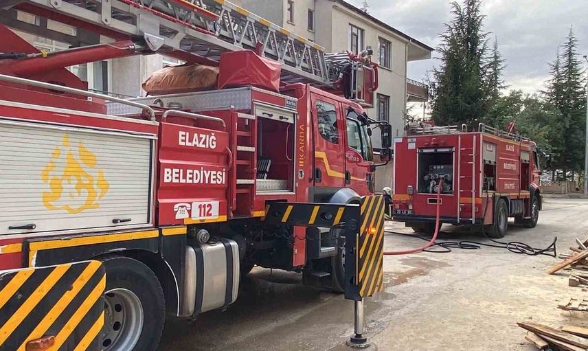 Sürsürü'de çatıda başlayan yangın itfaiye ekiplerince söndürüldü