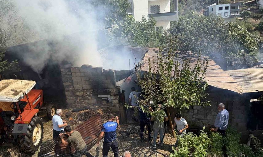 Bahçe'de ahır yangını kullanılamaz hasar bıraktı