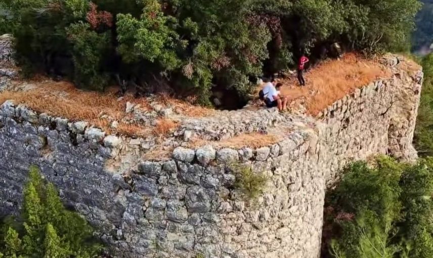 Zamanı aşan Hisar Kalesi çevreyi gözetliyor