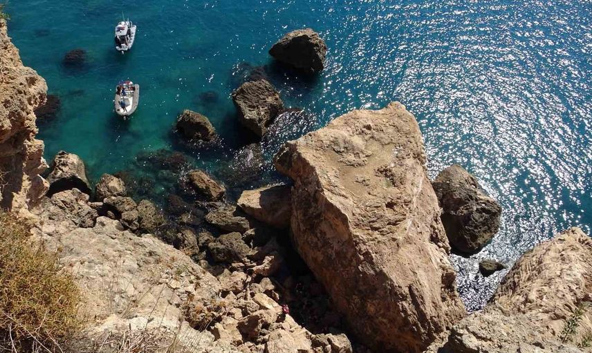 Antalya'da güvenlik kamerası takibiyle kayıp kadın falezlerin dibinde bulundu