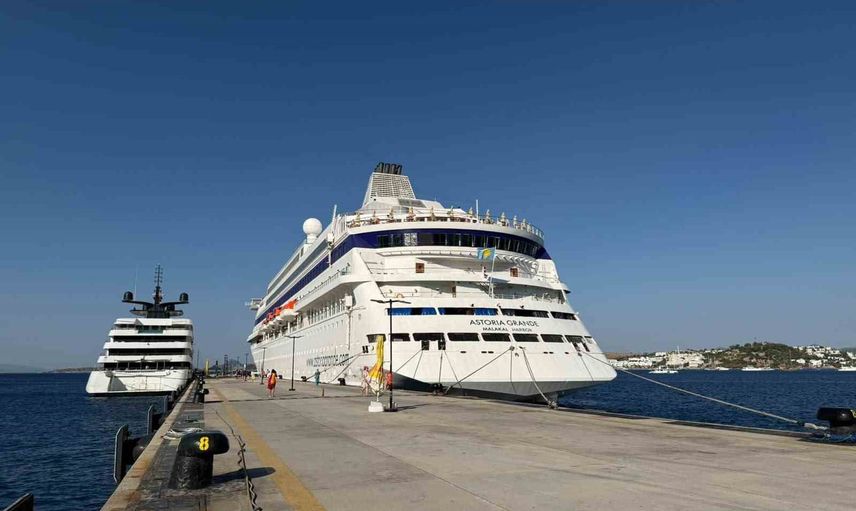 Bodrum limanına yanaşan iki kruvaziyer 836 yolcu getirdi