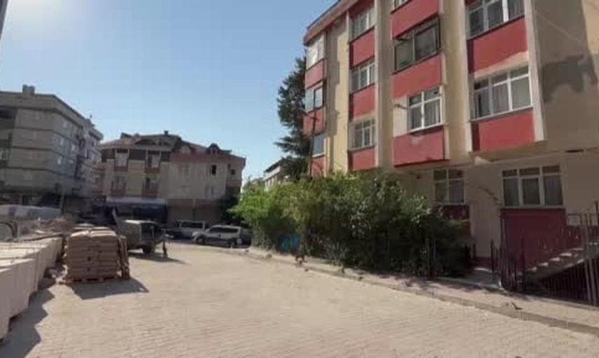 Tahliye edilen Bahçelievler binası çöktü; ilk belirlemelere göre can kaybı yok