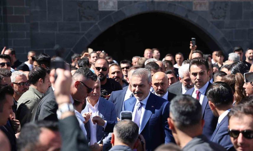 Diyarbakır Sur'da cuma namazı sonrası Hakan Fidan'a yoğun ilgi