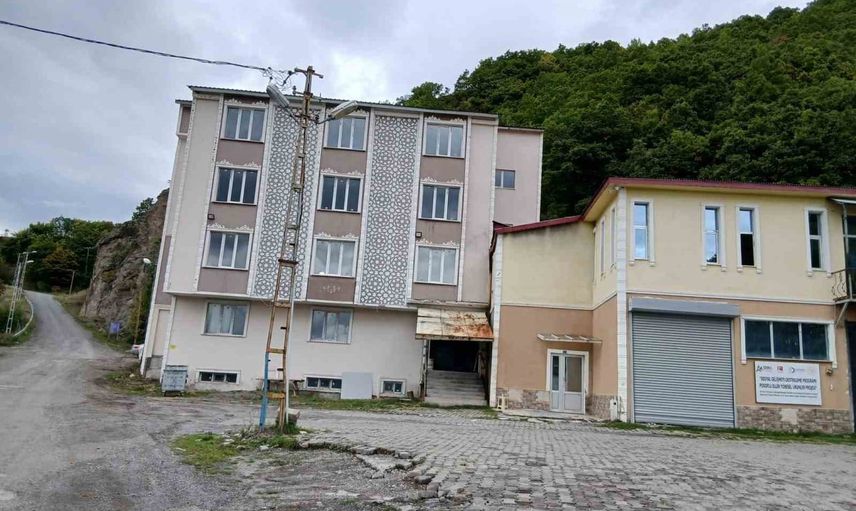 Posof’ta barınma sorunları eğitimi geçici olarak durdurdu: 154 öğrenci Ardahan'a yönlendirildi