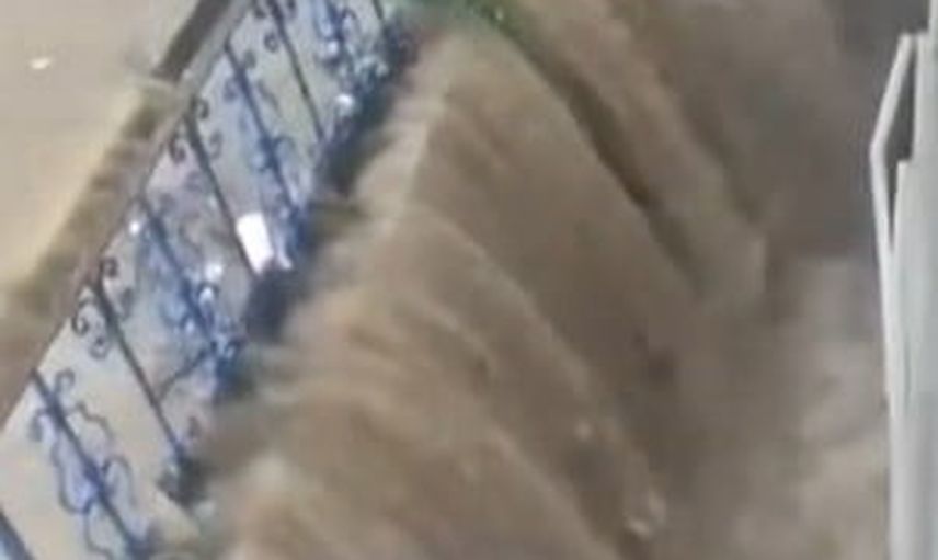 Ayazağa'da sağanak sonrası istinat duvarları şelaleye döndü