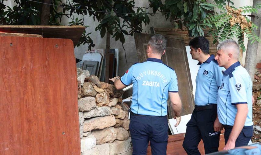 Balbey'de metruk depolara müdahale: 15 kamyon atık taşındı