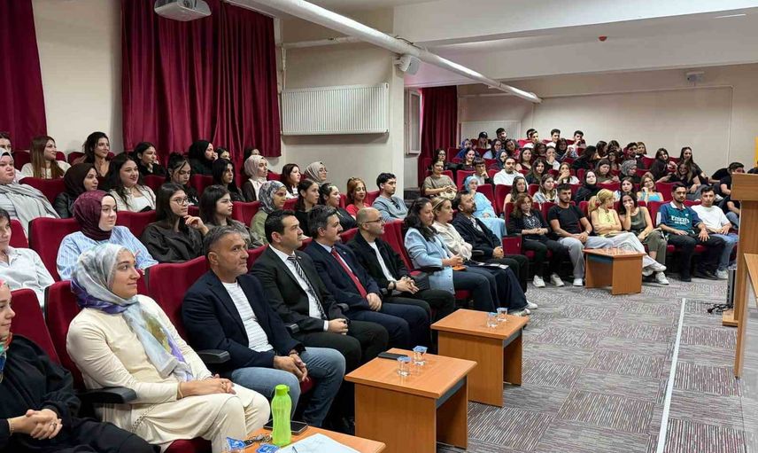 Buharkent'te öğrencilerle yerel yönetimler masaya yatırıldı