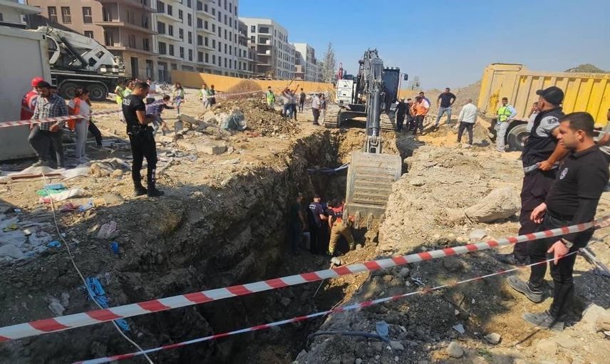 Hatay'da altyapı çalışmasında toprak kayması: 2 işçi göçükte yaralandı