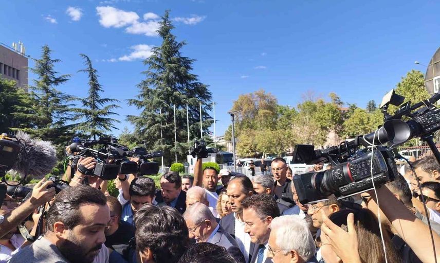 Adliyeye ifade vermeye gelen Ahmet Davutoğlu