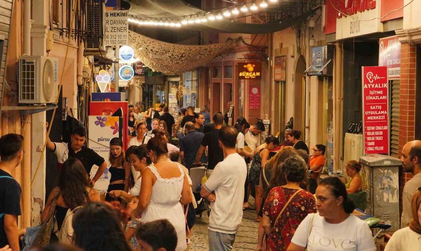 Ayvalık'ta akşamları canlandıran üretici ve el emeği pazarı
