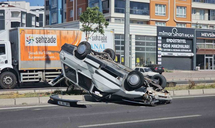 Kayseri'de tırla çarpışan otomobil takla attı, sürücü yara almadan çıktı