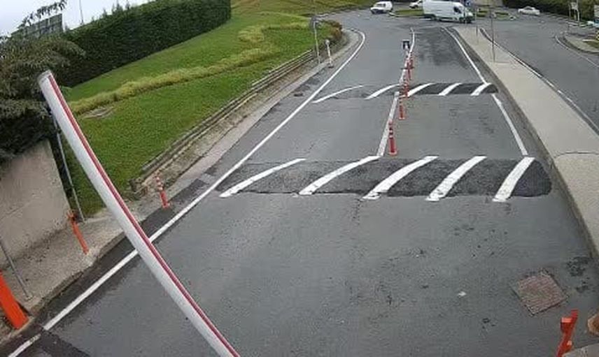Hasdal bağlantı yolunda kontrolden çıkan hafriyat kamyonu İSKİ bahçesine yuvarlandı
